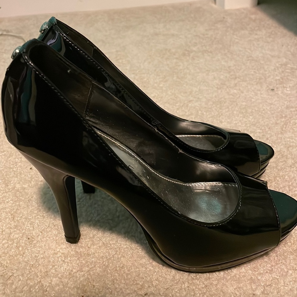 Black toe out heel
